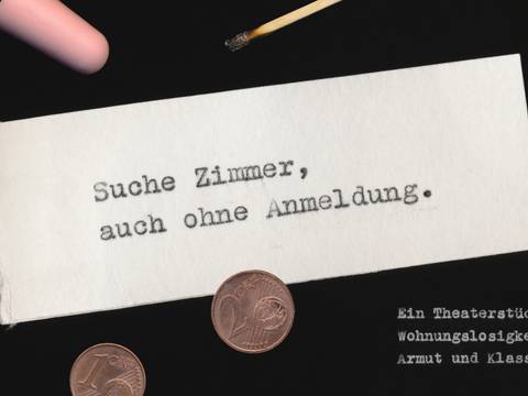  – Weißer Zettel mit Text: "Suche Zimmer, auch ohne Anmeldung." Daneben Münzen, Streichholz, Büroklammer, Lippenstift. Text unten: "Ein Theaterstück über