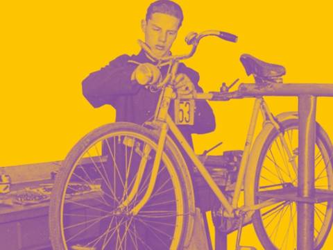 Key Visual der Veranstaltung – Gelb-lila-eingefärbte historische Fotografie, die einen jüngeren Mann beim Reparieren eines Fahrrads zeigt