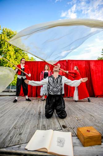 Globe Berlin: Urfaust – Faust (Adrian Stowasser) und Erdgeist