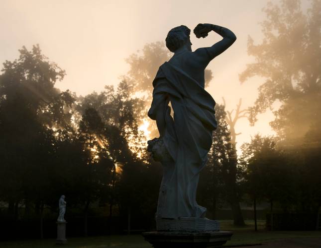Skulptur im Lustgarten Rheinsberg – Skulptur im Lustgarten Rheinsberg, im Hintergrund Bäume im Morgennebel