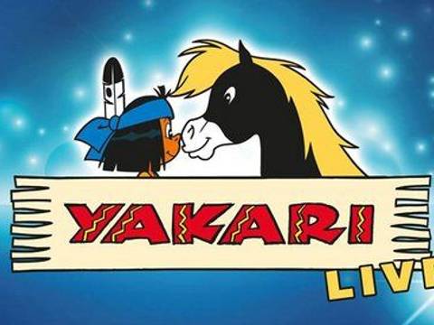  – Yakari im Kopfschmuck und Kleiner Donner Gesicht an Gesicht auf hellblauem Hintergrund. Schriftzug: YAKARI LIVE. Copyrightzeichen: why not events.