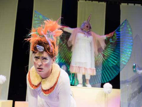 Das NEINhorn – Die Inszenierung vom "NEINhorn" lockt mit einem kunterbunten Bühnenbild und fantasievollen Kostümen.