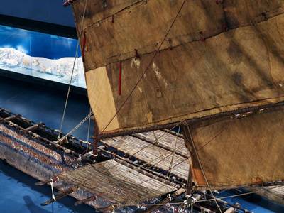 Großes Auslegerboot von der Insel Luf (Bismarck-Archipel, Papua Neuguinea) im Modul „Ozeanien: Mensch und Meer. Ein Meer von Inseln“ des Ethnologischen Museums im Humboldt Forum