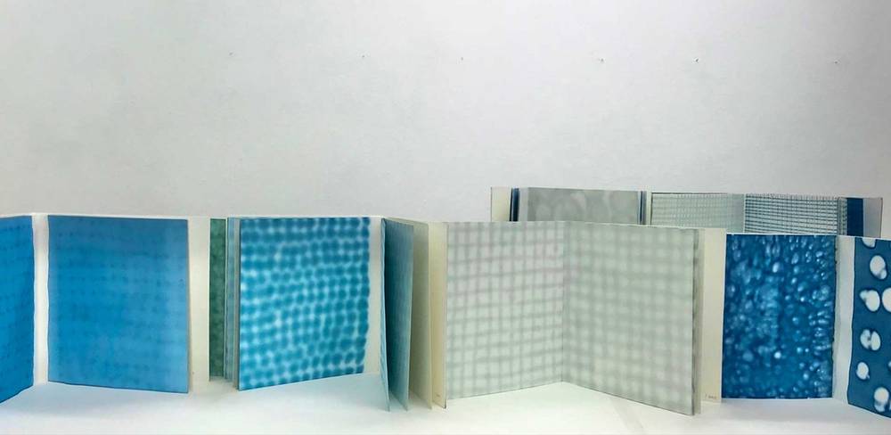 Nora Schattauer, Blaue Bücher, Ateliereinblick, 2026