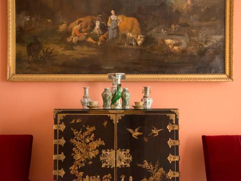 Schlossmuseum Oranienburg, 2. Obergeschoss, 1. Kammer im linken Flügell – Schlossmuseum Oranienburg, 2. Obergeschoss, 1. Kammer im linken Flügel, Blick auf Kabinettschrank und Teil eines Gemäldes