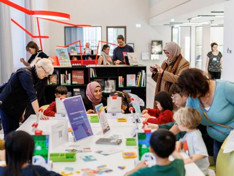 Besucher*innen in den Werkräumen beim Code Week Mitmach-Festival 2025