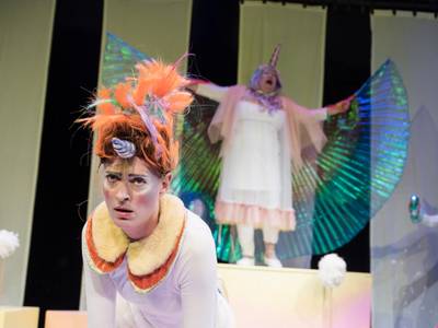 Das NEINhorn – Die Inszenierung vom "NEINhorn" lockt mit einem kunterbunten Bühnenbild und fantasievollen Kostümen.