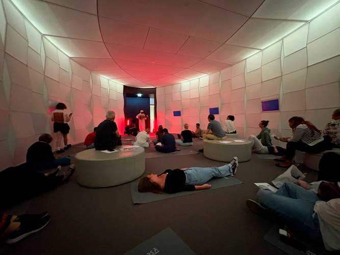 Besucher*innen im Hörraum des Ethnologischen Museums – Besucher*innen im Hörraum des Ethnologischen Museums