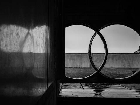 Die Tomba Brion (1970 – 1978) gehört zu den bedeutendsten Werken des Architekten Carlos Scarpa, dem Luigi Nono ein Stück widmete. – Architektonisches Detail des Betonbaus, Blick aus dem Innenraum durch zwei ineinandergeschobene kreisförmige Öffnungen ins Freie.