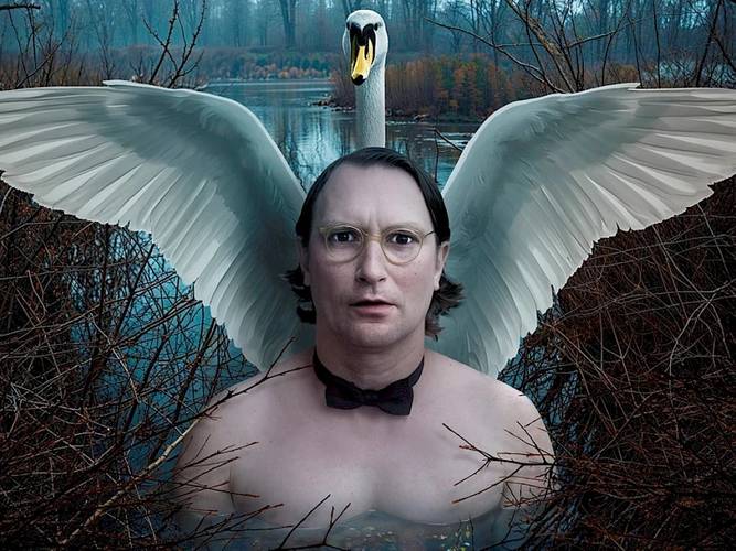 Märchen im Glaspalast von und mit dem Hexenberg Ensemble: Das kleine hässliche Entlein | Bremer Stadtmusikanten – Person mit Fliege im Wasser stehend, von hinten ein Schwan mit ausgebreiteten Flügeln. Hintergrund mit Fluss und Bäumen.