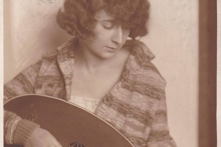 Ilse Weber mit einer Laute, 1928. © Kingston Ostrava Scroll Group