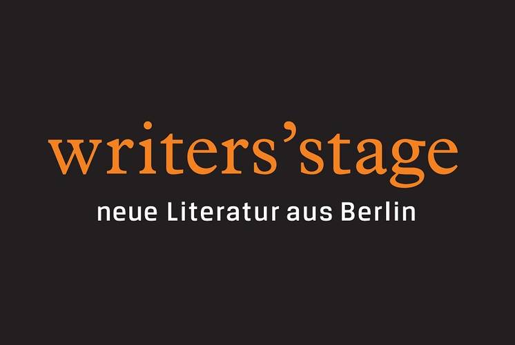Schwarzer Hintergrund mit orangener Schrift: "writers’stage". Darunter in weißer Schrift: "neue Literatur aus Berlin".