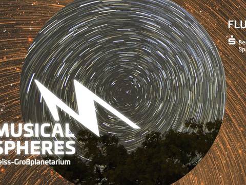 KV musical spheres orange – Keyvisual der Musikreihe musical spheres mit zwei übereinander gelegten langzeitaufnahmen des Sternenhimmels und farblichen Abhebungen.