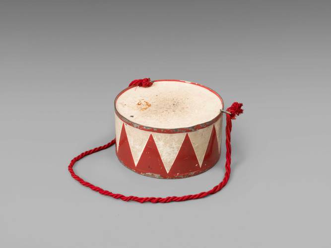 Blechtrommel aus Volker Schlöndorffs Verfilmung (1979) des Romans Die Blechtrommel von Günter Grass (1959)