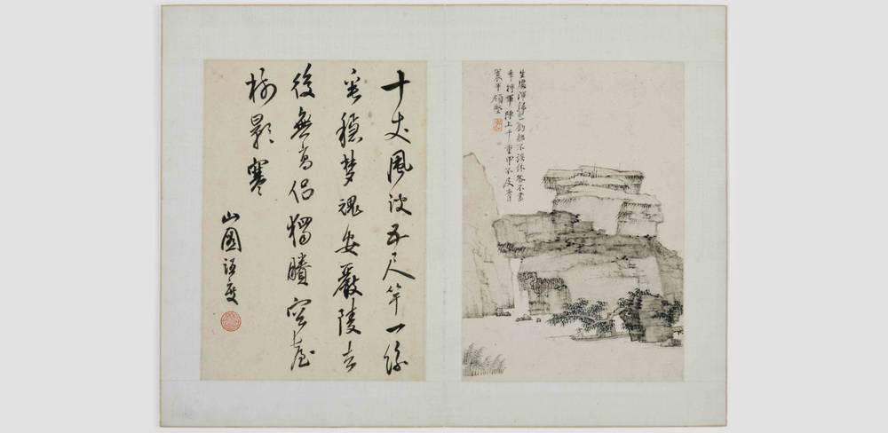 Hongren (1610 – 1663), Fischer in Landschaften, Qing-Dynastie (1644 – 1911), Kolophon datiert 1660, Albumblatt Nr. 2 – Zwei Blätter auf einem Hintergrund. Links schwarze Kalligraphie auf beigem Papier, rechts Tuschezeichnung von Felsen und Büschen auf beigem Papier.
