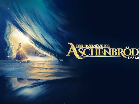 Drei Haselnüsse für Aschenbrödel - Das Musical – Eine Person im Ballkleid steht in einem beleuchteten Zelteingang. Text: "DREI HASELNÜSSE FÜR ASCHENBRÖDEL DAS MUSICAL".