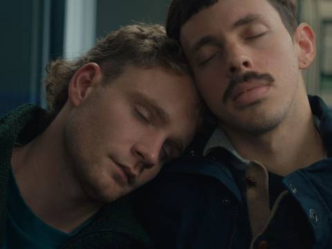 ‘For Those Who Love, ‘For Those Who Love, Leave, and Love Again’, G 2025, directed by Paolo Laganà © Lena Thiemann – Zwei Männer sitzen angelehnt aneinander und haben die Augen geschlossen.