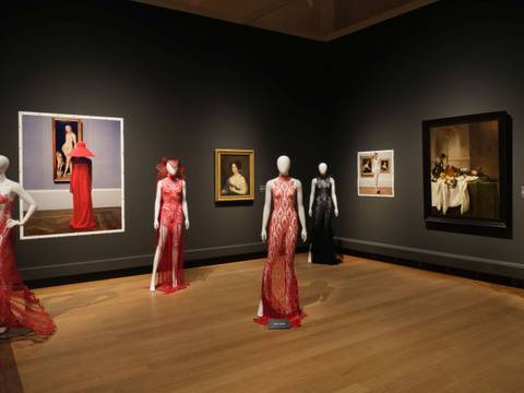 Ausstellungsansicht „Gallery Looks“, Gemäldegalerie 2025, mit Entwürfen von Karen Jessen, Foto von Ralph Mecke sowie Gemälden von Jacob-Ferdinand Voet und Jan Jansz den Uyl d. Ä.