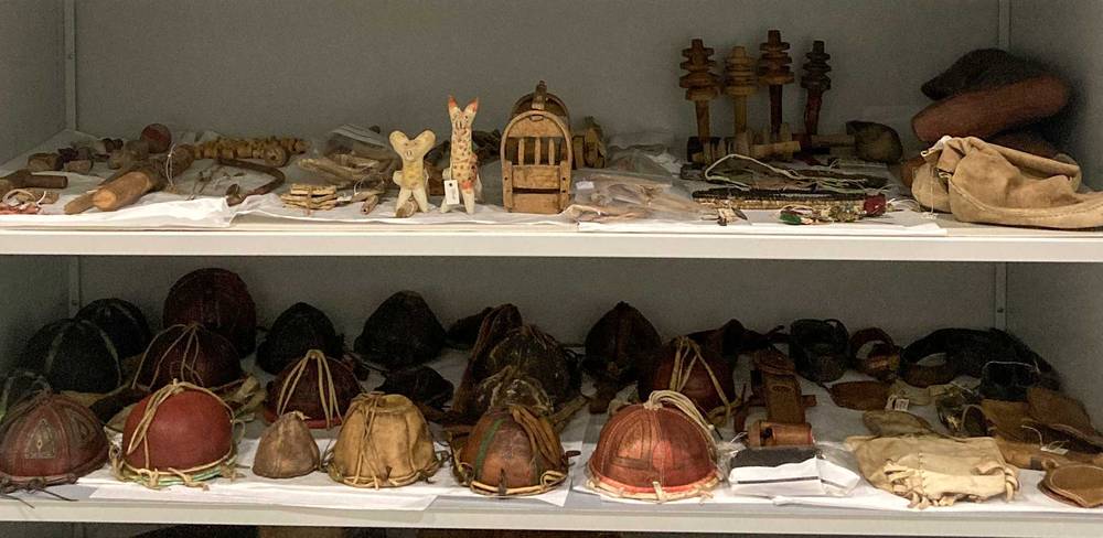 Blick in einen Schrank im Museumsdepot