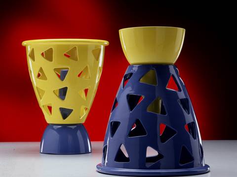 Aus der Serie „A quattro mani“ (Zu vier Händen) mit Alessandro Mendini 2006 Entwurf der Vasen von Linde Burkhardt, Dekore von Alessandro Mendini Keramik Archiv Linde Burkhardt