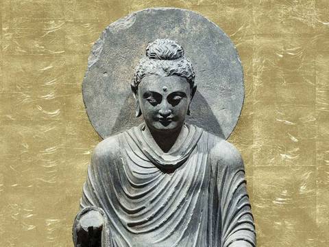 Buddha (Pakistan, 2--3. Jahrhundert) im Modul „Buddhistische Kunst in Südasien. Stupas, Buddhas,Bodhisattvas“ des Museums für Asiatische Kunst im Humboldt Forum