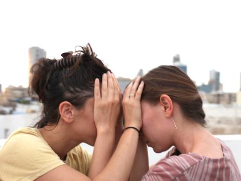 Dancer – Zwei Frauen sich gegenseitig die Augen zuhaltend
