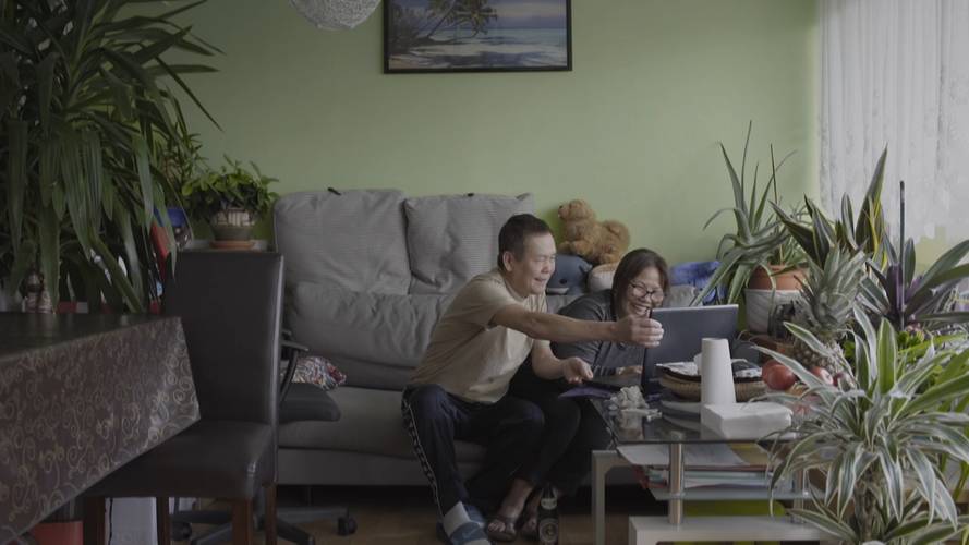 ›Mein Vietnam‹ © Filmakademie Baden-Württemberg – Zwei Personen sitzen auf einem Sofa und schauen auf einen Laptop.