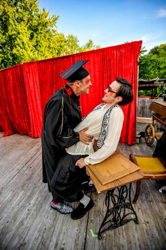 Globe Berlin: Urfaust – Mephisto (Henning Bormann) und Student (Lukas Bredefeld)