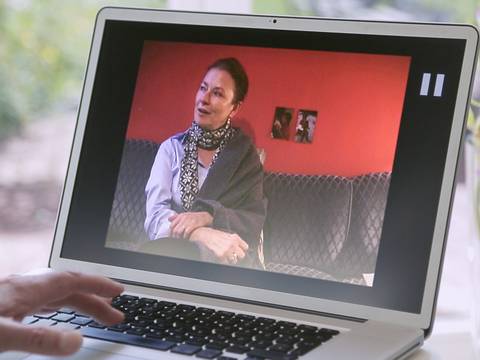 ›Er Sie Ich‹ © Carlotta Kittel – Eine Frau auf einem Laptop-Bildschirm, die mit jemandem spricht, während sie auf einer Couch sitzt.