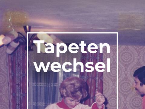  – Tanzendes Paar im Wohnzimmer, davor Kasten mit Aufschrift "Tapetenwechsel. Migration und Mobiliar seit 1960.