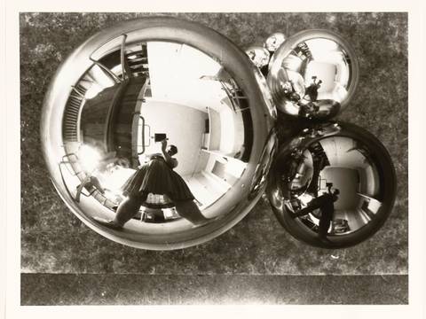 Marianne Brandt, Selbstporträt mit Kamera im Atelier in der Kugel gespiegelt, Bauhaus Dessau, um 1928/29, Bauhaus-Archiv Berlin