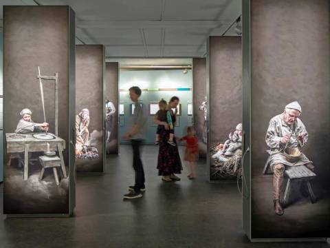 Die Dauerausstellung im Museumsdorf Düppel macht das Leben im Mittelalter begreiflich. – Raumansicht Dauerausstellung Leben im Mittelalter mit Publikum