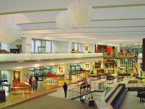 Blick in den Ausstellungsraum des Musikinstrumenten-Museums – Ausstellungsraum des Musikinstrumenten-Museums