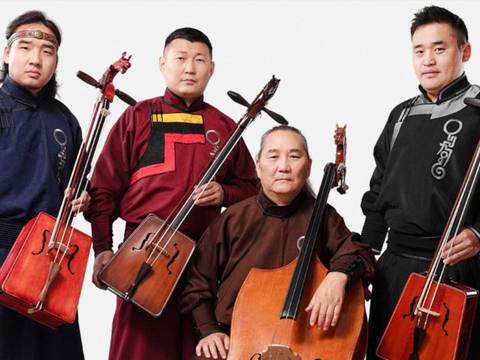 Musikgruppe TengerTon – Vier Personen in traditioneller Kleidung mit Saiteninstrumenten. Die Instrumente ähneln Cellos, eine Person sitzt, die anderen stehen. Neutrale Mimik.
