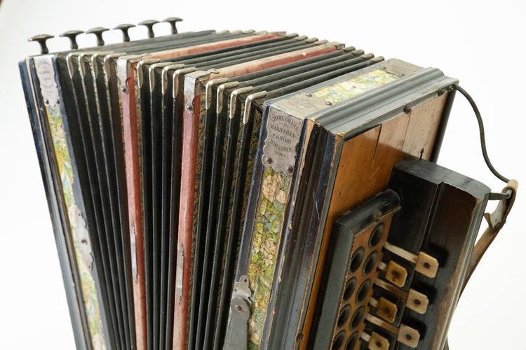 Zieharmonika, Meinel & Herold, Klingenthal, um 1870, Kat.-Nr. 4834 – Zieharmonika, Meinel & Herold, Klingenthal, um 1870, Kat.-Nr. 4834