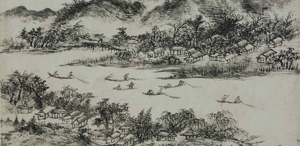Wang Chen (1720 – 1797), Maler, Wang Wenzhi (1730 – 1802), Autor der Nachschrift, Sonnenuntergang über dem Fischerdorf, Detail, Qing-Dynastie (1644 – 1911), Albumblatt – Tuschemalerei zeigt ein Dorf mit Häusern und Bäumen umgeben von Bergen. Mehrere Boote mit Personen auf einem Fluss im Vordergrund.