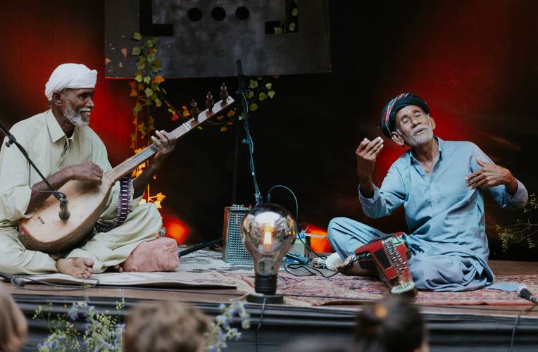 Ustad Noor Bakhsh (rechts) mit Benju und begleitendem Musiker – Ustad Noor Bakhsh (rechts) mit Benju und begleitendem Musiker