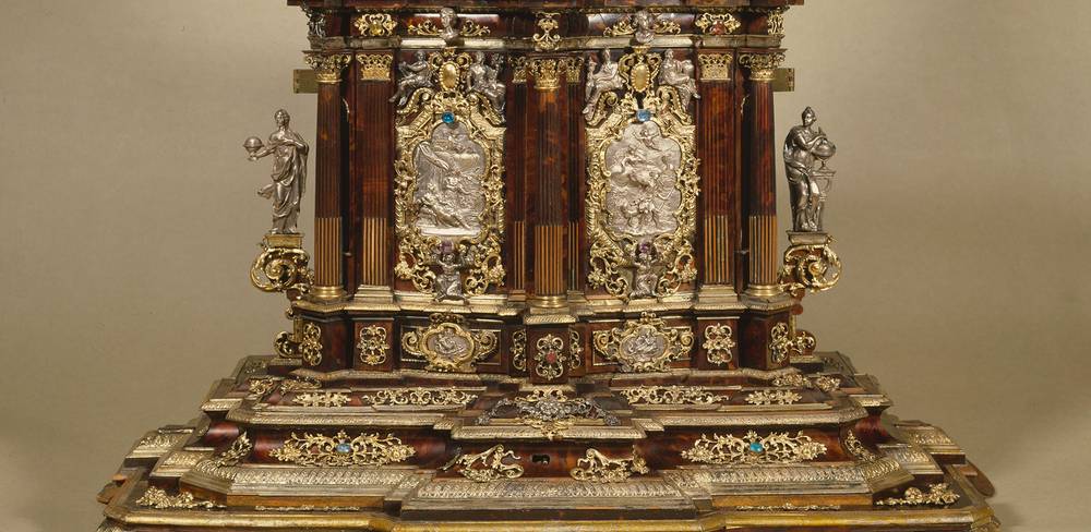Kabinettschränkchen, Augsburg, um 1705 – Holzschrein mit goldenen und silbernen Verzierungen und Figuren. Reliefs mit Szenen und Edelsteinen geschmückt. Barockstil. Keine Schrift sichtbar.