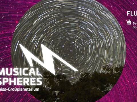 KV musical spheres magenta – Keyvisual der Musikreihe musical spheres mit zwei übereinander gelegten langzeitaufnahmen des Sternenhimmels und farblichen Abhebungen.