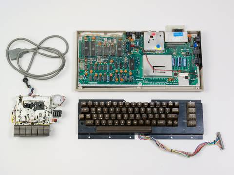 Einer für alle: der Commodore 64, zerlegter Commodore C64C, 1982 -1993. Sammlung: Medienarchäologischer Fundus, Eigentum: Wolfgang Ernst (HU).