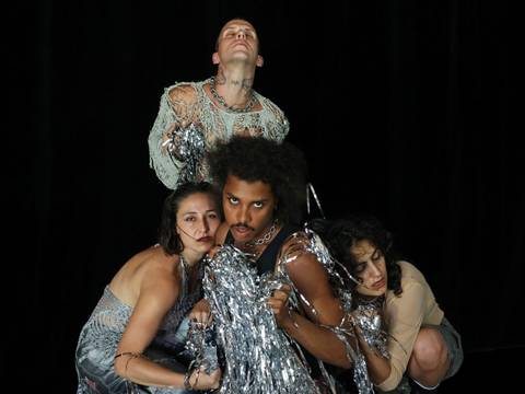 Hopepunk 1 – Vier Performer*innen vor schwarzem Hintergrund, aneinander geschmiegt.