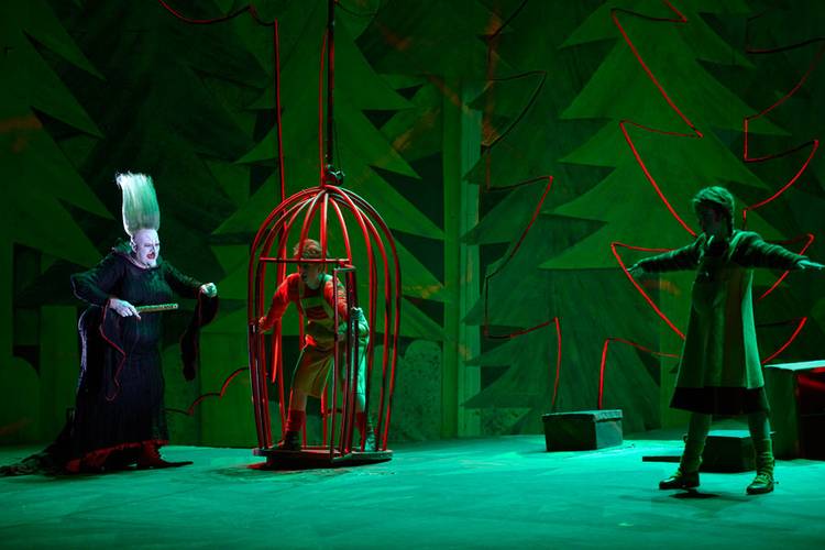 Hänsel und Gretel – Jörg Schörner als Hexe, Stephanie Lauricella als Hänsel, Kim-Lillian Strebel als Gretel