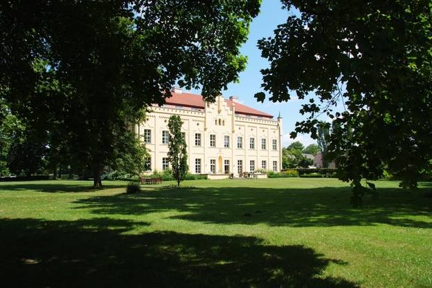 Studenten Der Udk Berlin Stellen Sich Vor Schloss Nennhausen