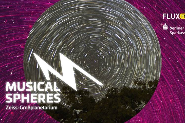 KV musical spheres magenta – Keyvisual der Musikreihe musical spheres mit zwei übereinander gelegten langzeitaufnahmen des Sternenhimmels und farblichen Abhebungen.