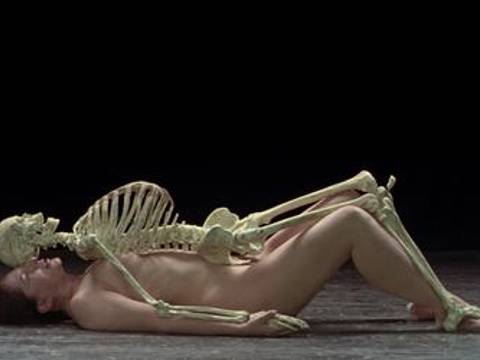 Marina Abramović, Nude with Skeleton, Performance für Video, Belgrade, 2002-2005 © Marina Abramović, Courtesy der Marina Abramović Archives / VG Bild-Kunst, Bonn 2026, Foto: Attilio Maranzano