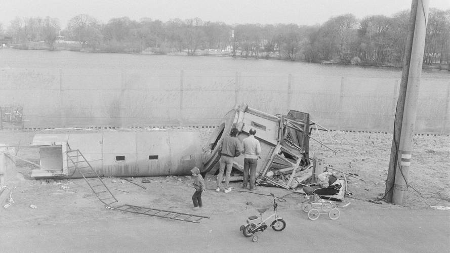 Gefallener Wachturm am Ufer Park Babelsberg