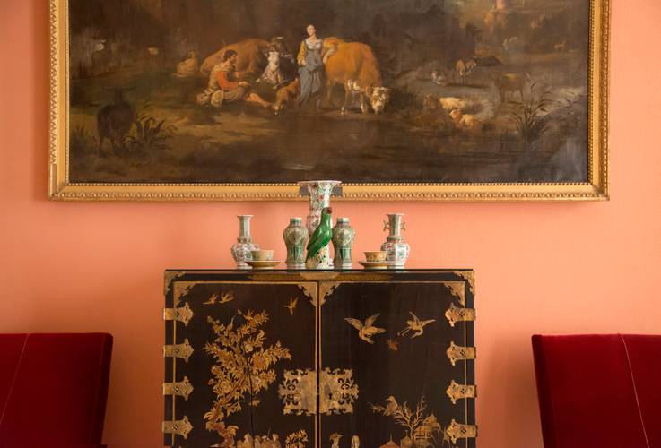 Schlossmuseum Oranienburg, 2. Obergeschoss, 1. Kammer im linken Flügell – Schlossmuseum Oranienburg, 2. Obergeschoss, 1. Kammer im linken Flügel, Blick auf Kabinettschrank und Teil eines Gemäldes