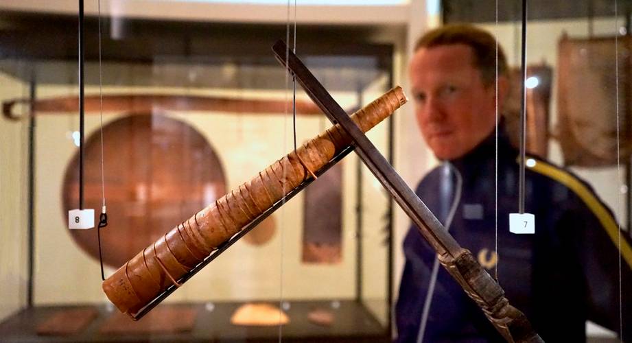 Besucher vor einer Vitrine mit Zigarrenhalter und Zigarre im Ethnologischen Museum – Besucher vor einer Vitrine mit Zigarrenhalter und Zigarre im Ethnologischen Museum