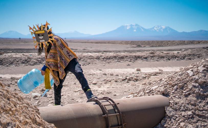 Marcela Moraga, Objeto Sagrado (heiliges Objekt), 2023, kollektive Video – Performance, Atacama-Wüste