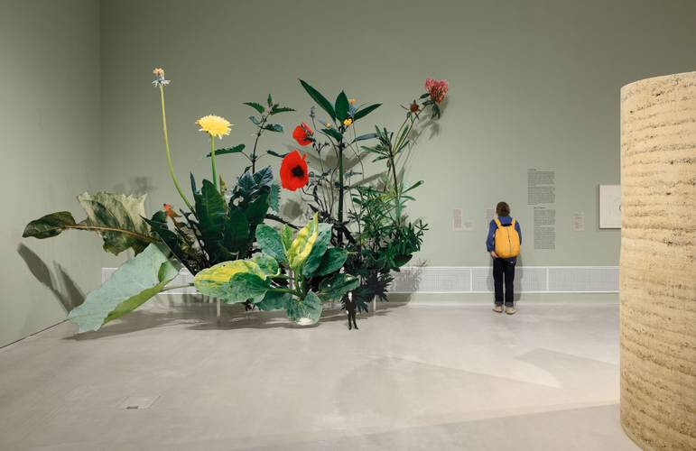 Ausstellungsansicht „Closer to Nature. Bauen mit Pilz, Baum, Lehm“ – Abgebildetes Werk: Thomas Eller, THE Selbst mit großem Rasenstück, 1992), Berlinische Galerie